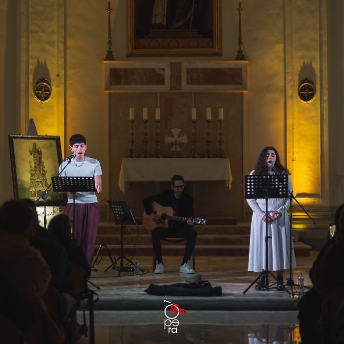 Gli attori Laura Migliara e Gabriele Giannone e il chitarrista Nicol&ograve; Carbonaro