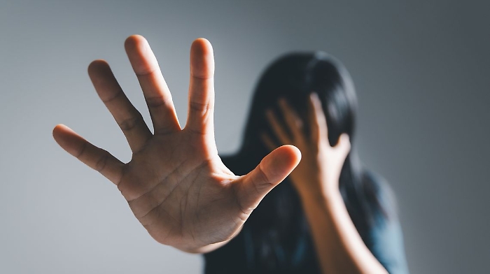 Evade dai domiciliari per andare a picchiare la convivente: arrestato