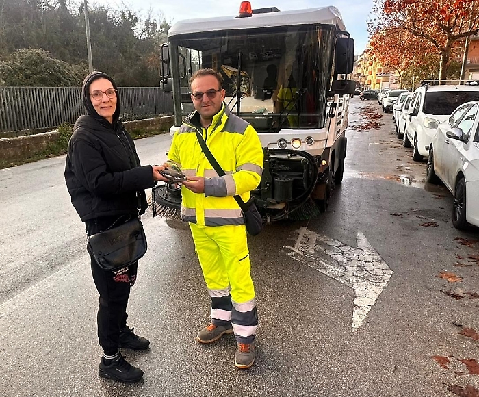 Dimentica il portafoglio sul tettuccio dell'auto perdendolo per strada: glielo riconsegna un operatore ecologico