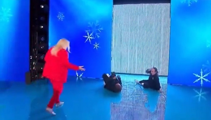 &ldquo;Quel gradino traditore&rdquo;: a Domenica In i Ricchi e Poveri finiscono a terra, lo studio ride, il web si divide