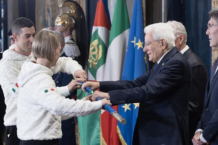 Milano-Cortina: Mattarella consegna il Tricolore ai portabandiera azzurri: &laquo;Messaggio di pace in tempi difficili&raquo;