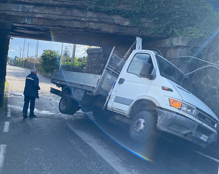 Gru sul cassone incastra camion in un sottopasso: traffico paralizzato e isolamento a Calatabiano