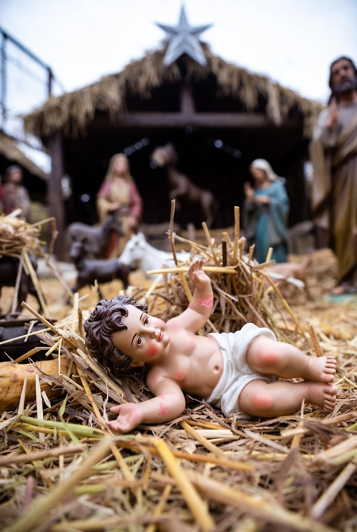 Botti lanciati contro il presepe la notte di Natale, a Sezze &egrave; caccia ai vandali 