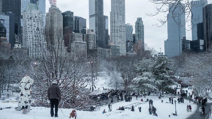 Tempesta di neve paralizza New York, oltre 9.000 voli cancellati o in ritardo