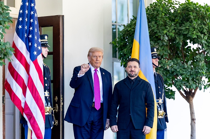 Trump: &laquo;Telefonata "costruttiva" con Putin&raquo;. Ora l'attesa per l'incontro con Zelensky a Mar-a-Lago che &egrave; diventata la Casa Bianca d'inverno