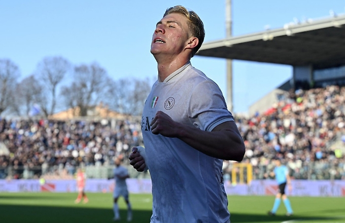 Il Napoli di Conte vola, Hojlund ne fa altri due, la Cremonese non pu&ograve; opporsi