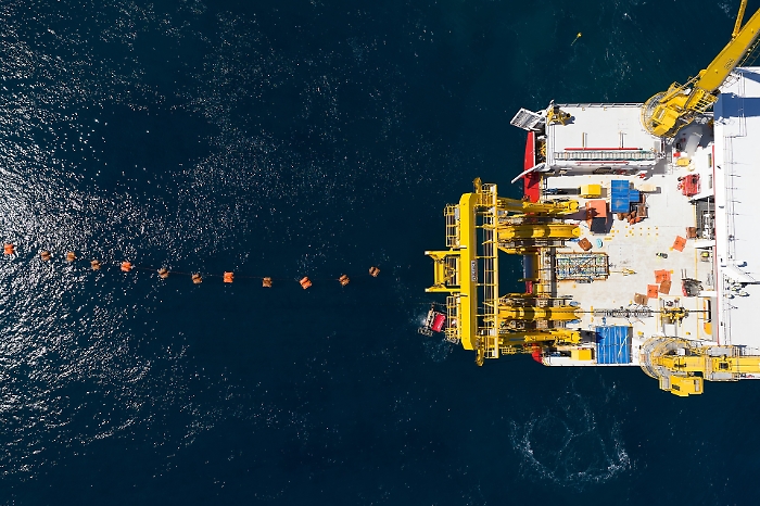 Terna stabilisce un primato mondiale: cavo HVDC posato a 2.150 metri per unire Sicilia e Sardegna