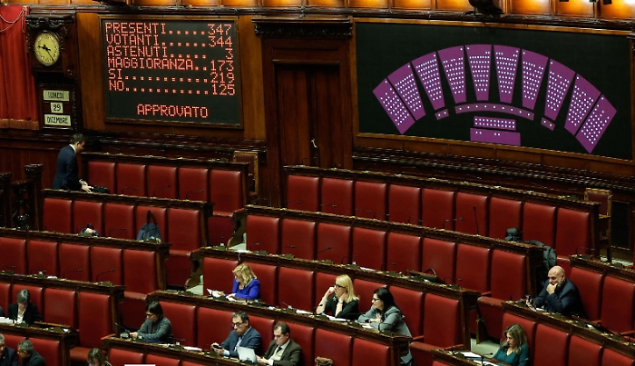 S&igrave; della Camera alla fiducia sulla Manovra, domani a pranzo il voto finale: ma sull'aumento dell'et&agrave; pensionabile &egrave; ancora scontro nel governo
