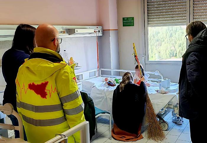 Calze, dolci e sorrisi: la Befana di "Citt&agrave; Domani Pi&ugrave;" porta gioia e amore all'ospedale di Acireale