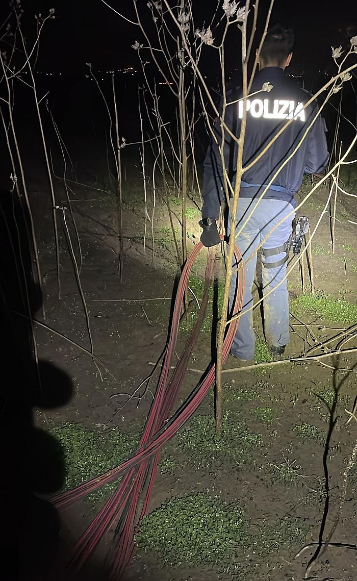 Inseguimento e auto impantanata: padre arrestato e figlio denunciato per furto di cavi di rame