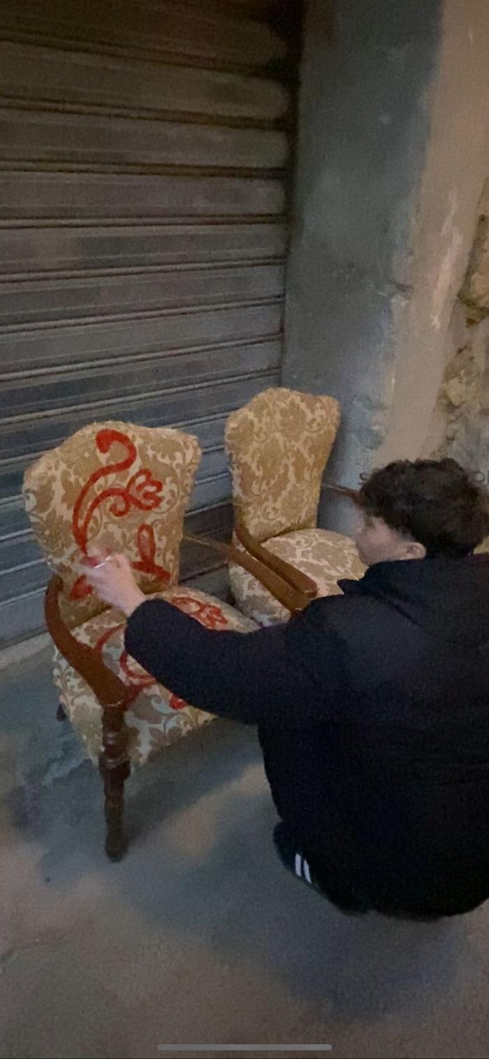 Fiori sui rifiuti in Sicilia: giovani artisti trasformano la spazzatura in arte e speranza
