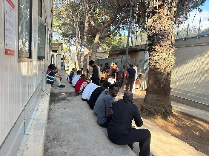 Cinquantatr&eacute; migranti bloccati dai carabinieri lungo la strada di Ponente a Lampedusa: la barca non &egrave; stata trovata