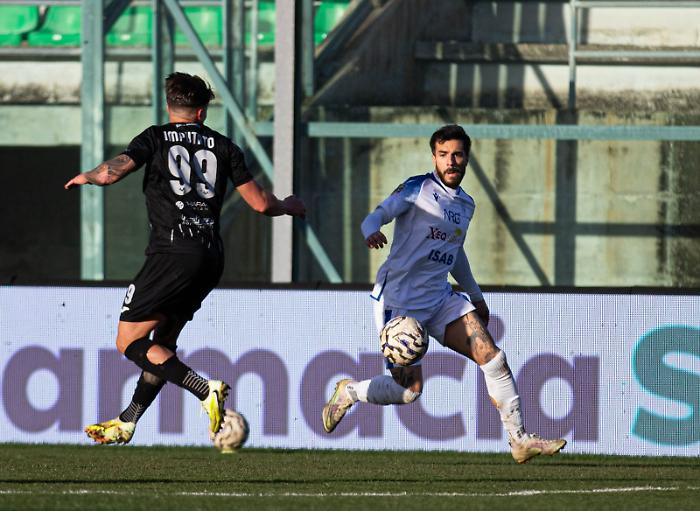 Siracusa punito di misura a Monopoli, Farroni para un rigore