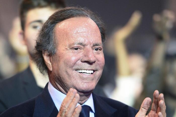 Due donne accusano di violenza sessuale Julio Iglesias: &laquo;Gli abusi nella sua villa alle Bahamas&raquo; 