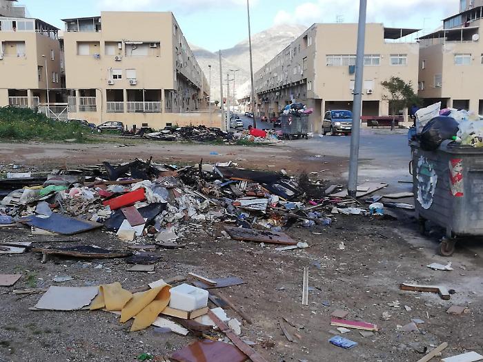 Shock allo Zen, pupazzo di un frate impiccato trovato vicino la chiesa: avvertimento o goliardia? 