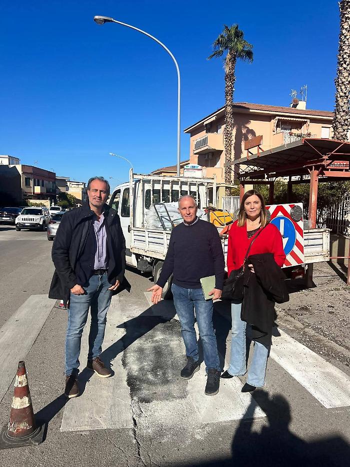 Via Galletti colabrodo, consigliere di circoscrizione si incatena e partono i lavori