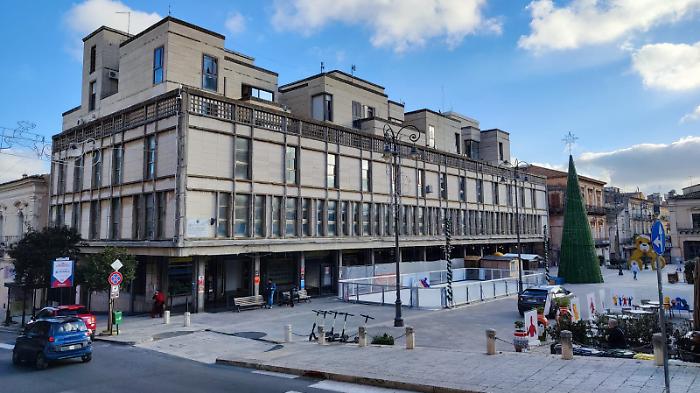 Palazzo ex Ina a Ragusa, il prospetto per ora non cambia