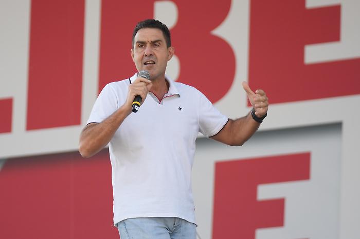 Montecitorio, la protesta in miniatura del Team Vannacci: nove persone e uno striscione accendono un caso politico