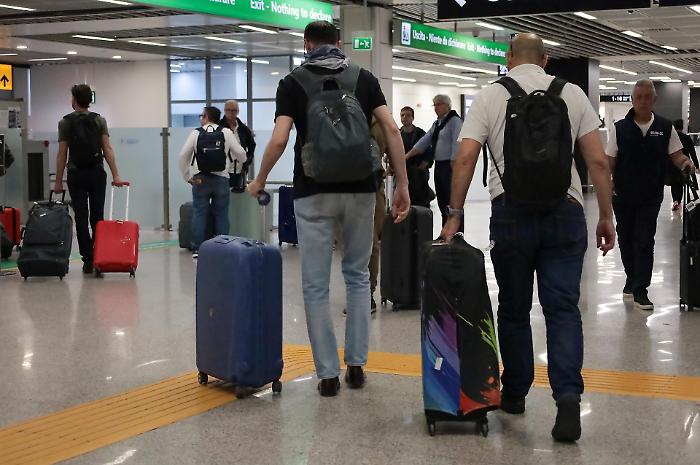 Laureati italiani in fuga: stipendi, universit&agrave; e politiche che decidono il futuro del Paese