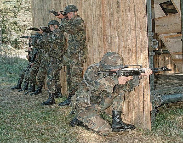 Polonia, il primo turno del servizio militare volontario parte tra file ordinate e moduli online: ecco perch&eacute; (e come) tanti giovani dicono s&igrave;