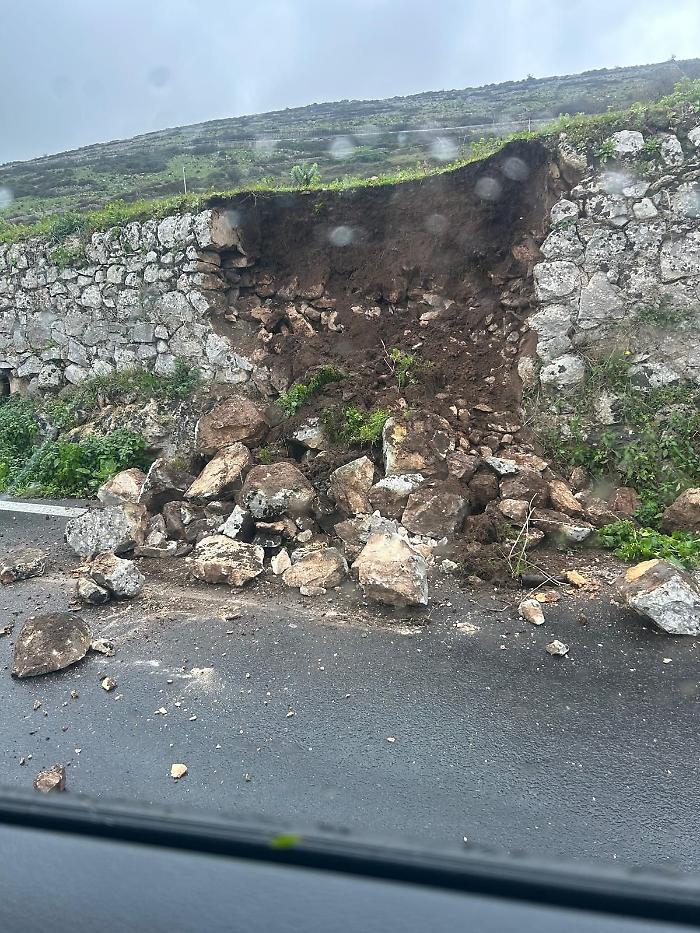 Comiso, crolla muro di contenimento