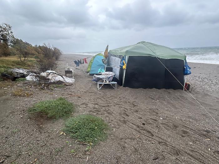 Mobili, pentole e vestiti anche di bambini: la tenda sulla spiaggia in mezzo alla tempesta a Marina di Cottone