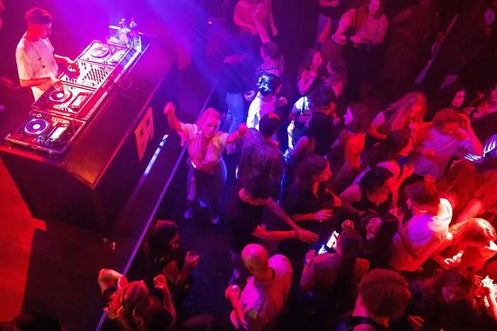 Stretta del Viminale sui locali: disposti controlli antincendio dopo la strage di Crans‑Montana