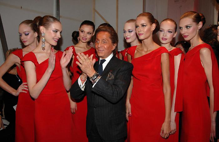 Morto Valentino, il rosso che porta il suo nome e uno stile dallo chic assoluto