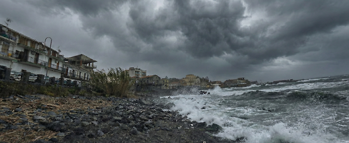 Acireale, per l'allerta meteo rossa ordinata l'evacuazione immediata a Capo Mulini e Santa Maria La Scala