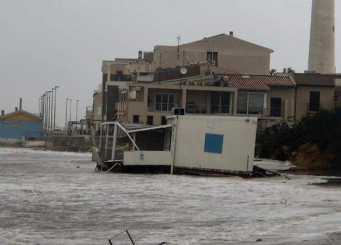 Il ciclone Harry devasta quasi tutti gli chalet del Ragusano, ecco la situazione