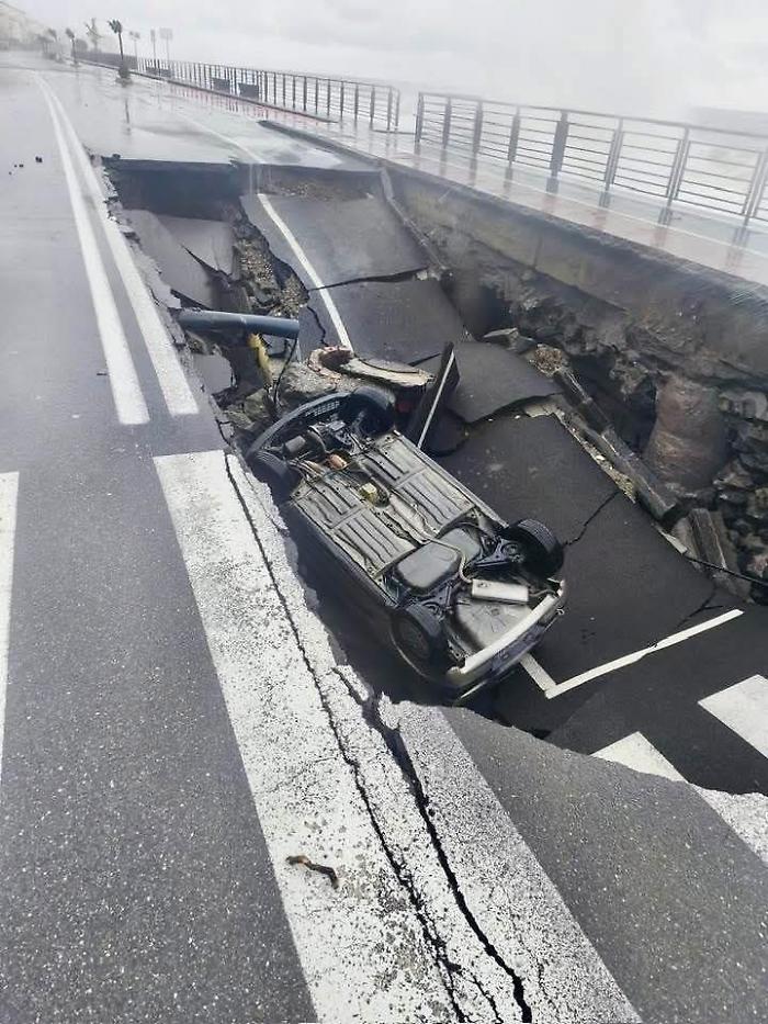 Voragine sul lungomare di Santa Teresa di Riva: la mareggiata divora parte della strada
