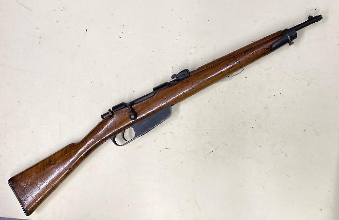 L&rsquo;operaio scava nel vecchio immobile e trova un arsenale: il segreto nascosto sotto terra per decenni