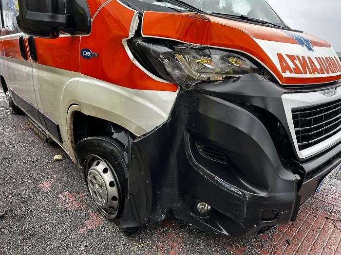 Santa Teresa di Riva, ambulanza interviene per l'auto inghiottita dalla voragine ma viene sbalzata da un'onda