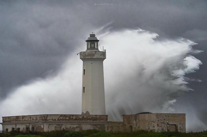 Siracusa il Faro di Capo Murro di Porco durante una fase di maltempo