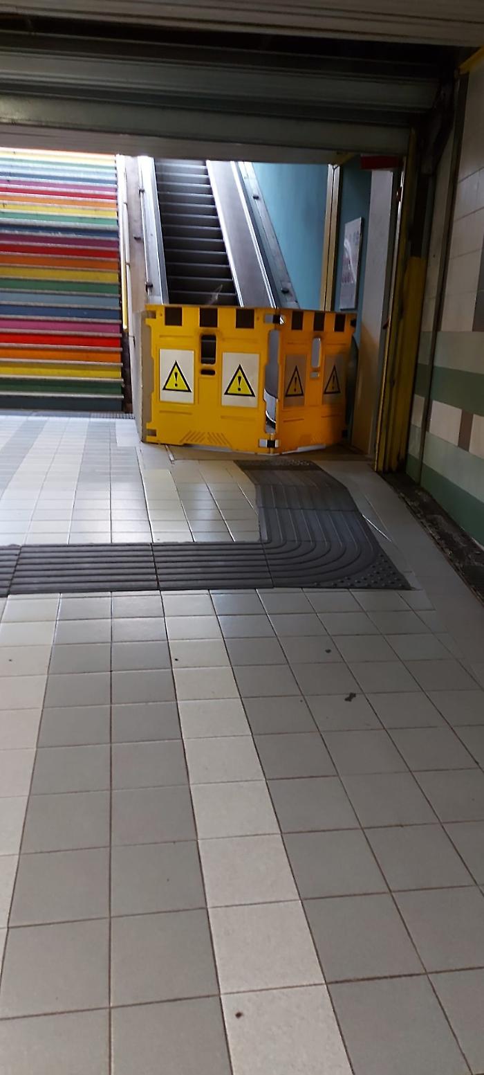 Stazione metro Borgo, scala mobile guasta