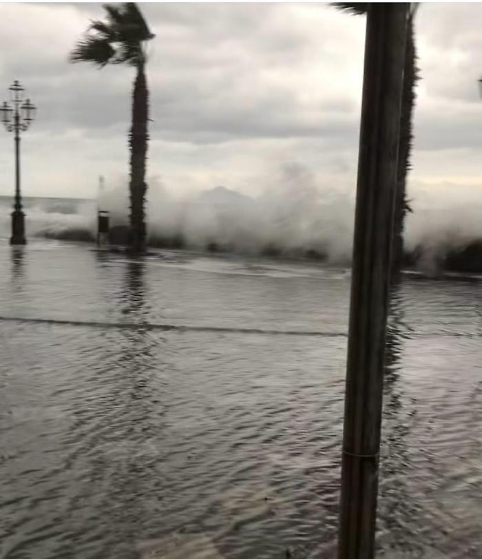 Mareggiate e venti di burrasca su Tirreno e Ionio: Eolie isolate