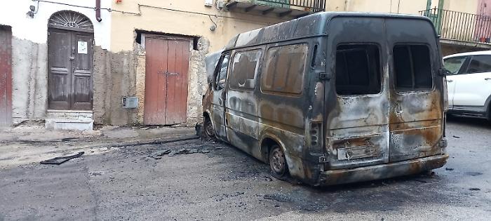 Inferno all&rsquo;alba in piazza XXIV Maggio: distrutto il furgone di un ambulante. "Un danno enorme"