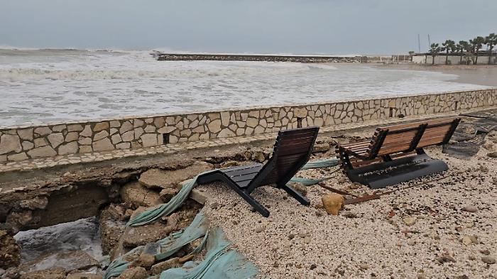 Ciclone Harry, tempesta di vento sull'Agrigentino: si apre una voragine a San Leone, auto distrutte dai cartelloni