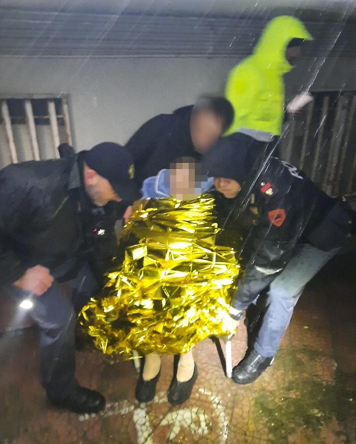 Anziana rimasta intrappolata nella sua casa durante il ciclone: &egrave; stata salvata dai poliziotti 