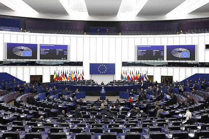 Il Parlamento europeo sospende l'accordo sui dazi con gli Stati Uniti: rinviato il via libera dopo minacce di Trump