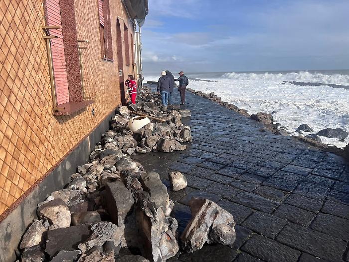 A Riposto c'&egrave; chi sfida il mare e finisce in ospedale: nuovo appello del sindaco per evitare rischi