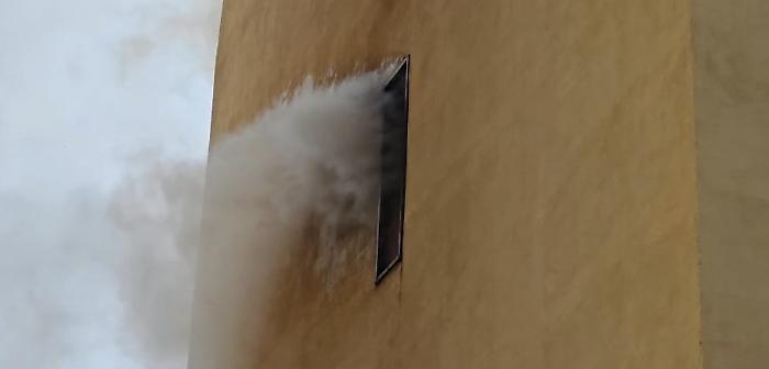 Incendio in via Pietro Nenni, palazzo evacuato: un uomo intrappolato nel fumo salvato dai vigili del fuoco