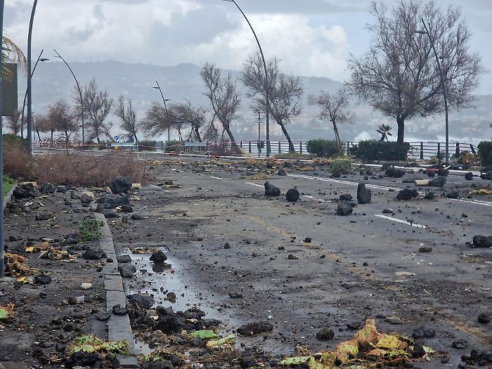 Onde devastano il lungomare di Catania: marciapiede crollato,  folla in strada per immortalare la devastazione 