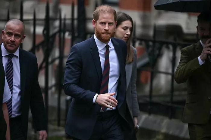 Harry in tribunale a Londra sull'orlo delle lacrime: &laquo;I tabloid hanno reso la vita di Meghan un inferno&raquo;