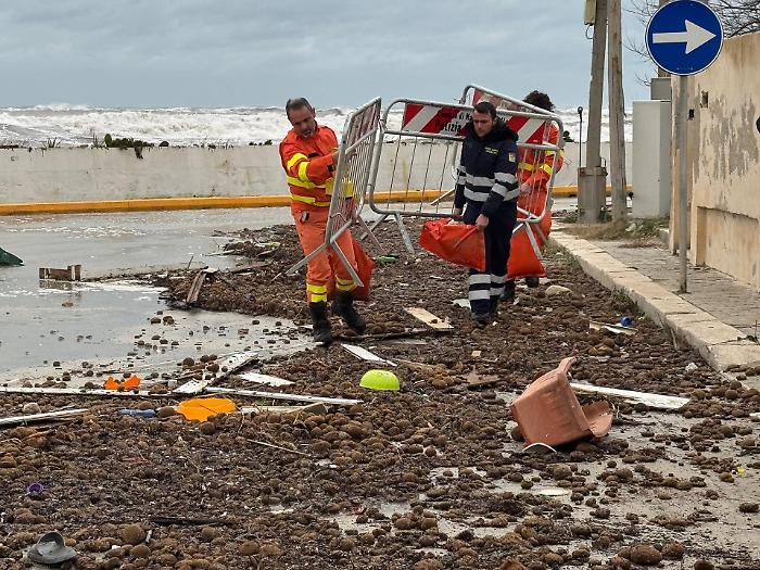 Ciclone 'Harry' travolge il lungomare di Mazara del Vallo: rifiuti, lidi spazzati via e interventi di emergenza