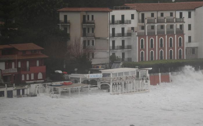 Da Taormina a Isola Bella e Giardini, non c'&egrave; pi&ugrave; un lido balneare: gli stabilimenti distrutti dal ciclone Harry