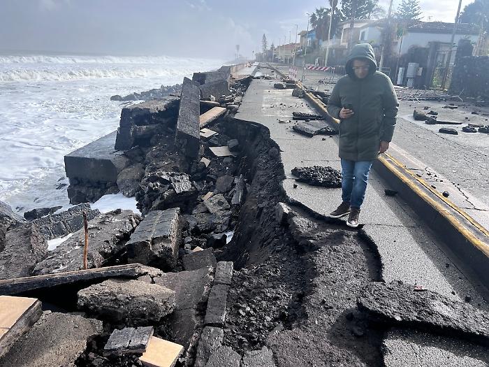 La resilienza a Riposto &egrave; gi&agrave; iniziata con i bobcat, Stromboli tagliata fuori dal circuito marittimo