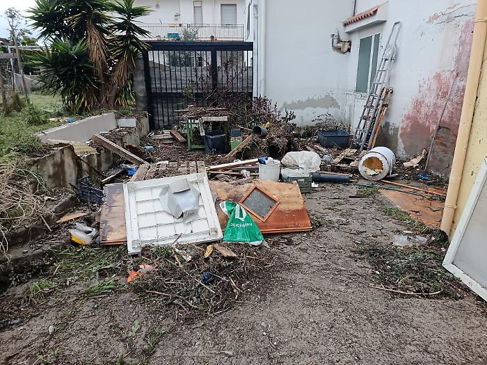 Galati sotto assedio del mare: famiglie evacuate, barriere danneggiate 