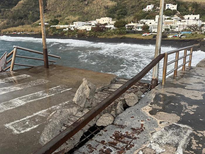 Molo di Stromboli danneggiato