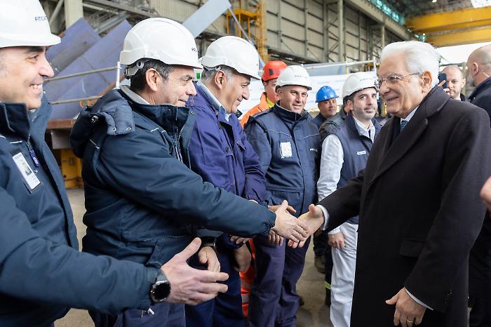 Mattarella fra le tute blu di Fincantieri: "Il vostro lavoro garantisce il futuro"